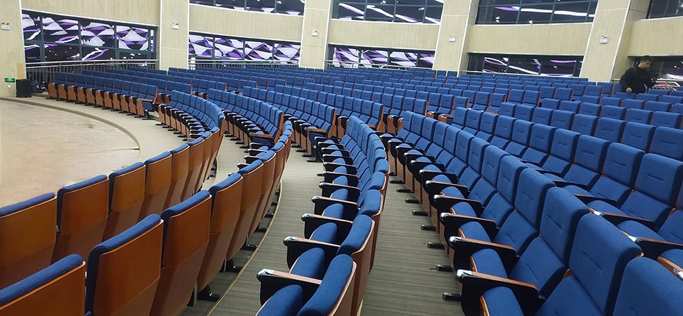 Curved auditorium seating layout adapted to arc-shaped venue design