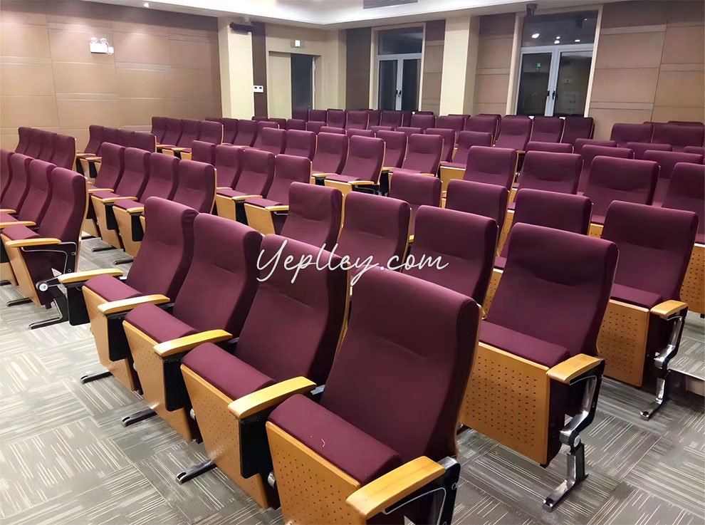 Three-section layout with four-seat rows – training hall seating plan realized