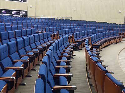Curved university lecture hall layout with 432 auditorium seats for university